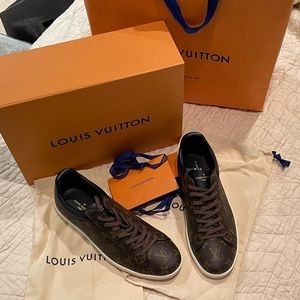 1A4PAH
 Louis Vuitton LUXEMBOURG SNEAKER Size 9